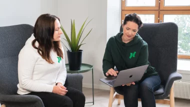 kaksi henkilöä järjestön viestintäpalaverissa