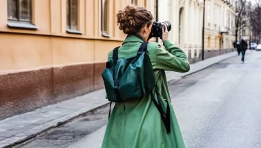 Kamera, jolla otetaan kuvaa mediatiedotteeseen.