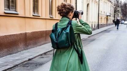 Kamera, jolla otetaan kuvaa mediatiedotteeseen.