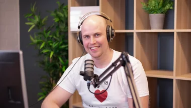 Webinaaritallenne: MTV:n sisäinen viestintä. Kuvassa MTV:n työntekijät heiluttavat tietokoneen kameralle.