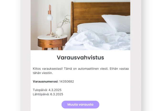 Lianan työntekijä tekemässä matkailualan uutiskirjeitä LianaMailerilla