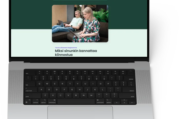 Lianan työntekijä työskentelee B2B-sähköpostimarkkinointi -sisältöjen parissa