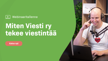 Webinaaritallenne: Miten Viesti Ry tekee viestintää. Kuvassa webinaari-isäntä Harri Niskala podcast-studiossa.