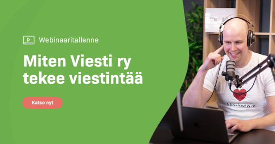 Webinaaritallenne: Miten Viesti Ry tekee viestintää. Kuvassa webinaari-isäntä Harri Niskala podcast-studiossa.