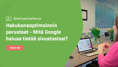 Nainen katsoo webinaaria Hakukoneoptimoinnin perusteet