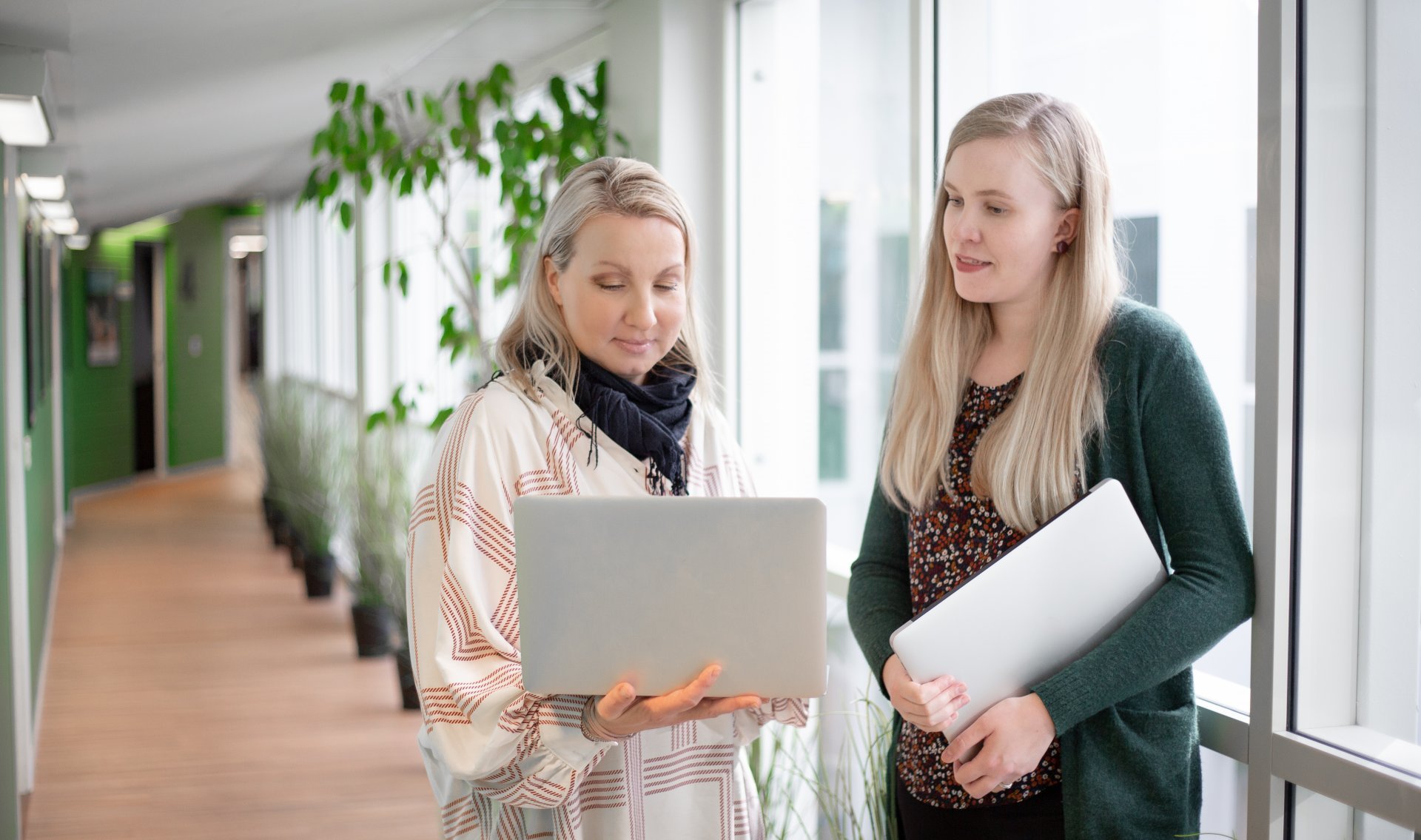 Lianan työntekijät tutkivat B2B-sähköpostimarkkinointiin liittyviä sisältöjä