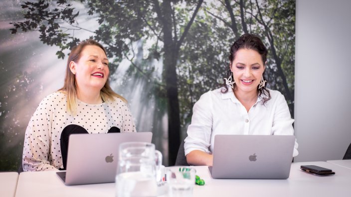 Kaksi henkilöä palaverissa