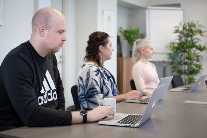 Lianan työntekijät B2B-sähköpostimarkkinointia käsittelevässä palaverissa