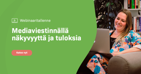 Henkilö katsoo webinaaritallennetta