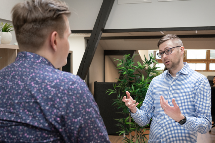 Kaksi henkilöä keskustelee some-seurannasta