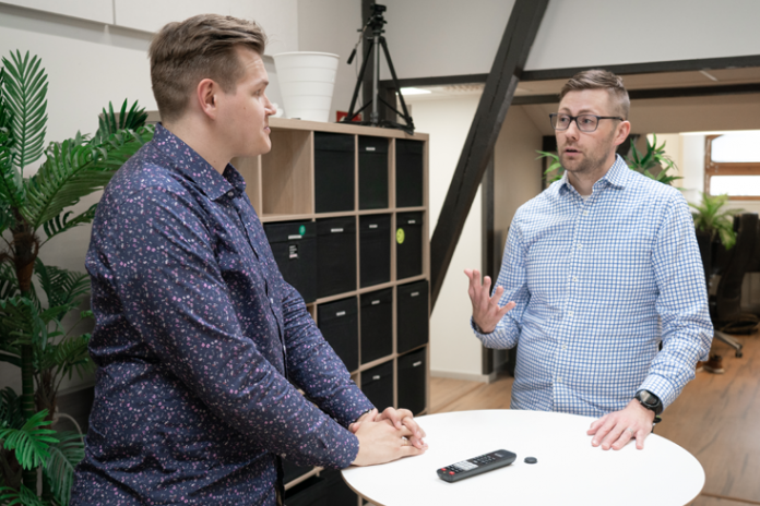 Kaksi henkilöä keskustelee viranomaisviestintään liittyen