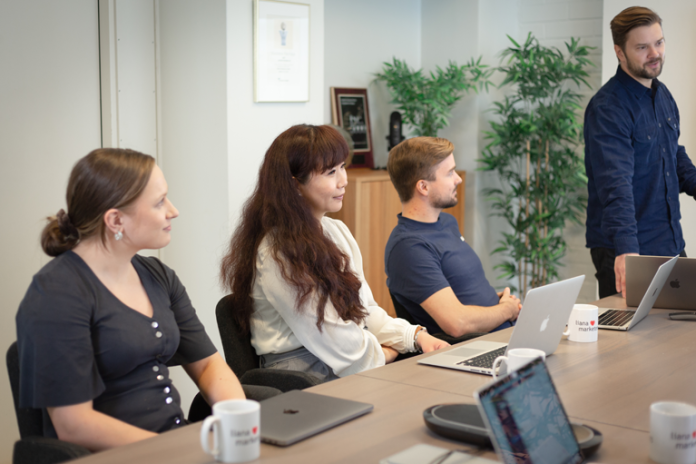 Henkilöitä keskustelemassa mediasuhteista