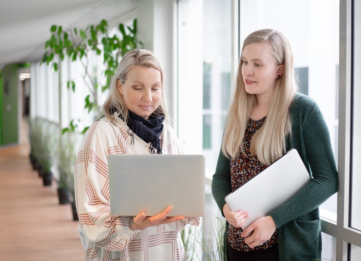 Lianan työntekijät tutkivat B2B-sähköpostimarkkinointiin liittyviä sisältöjä