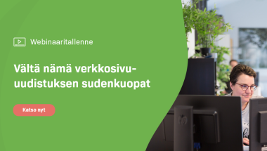 Nainen katsoo webinaaritallennetta – Vältä nämä verkkosivu-uudistuksen sudenkuopat