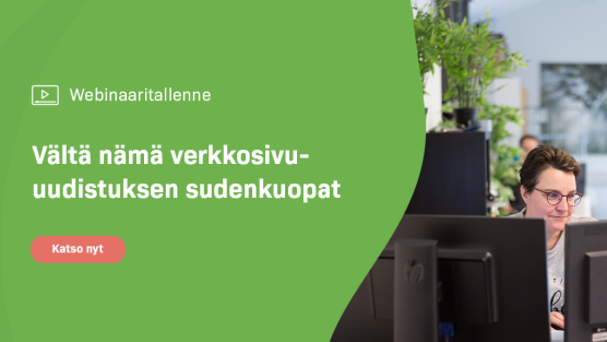 Nainen katsoo webinaaritallennetta – Vältä nämä verkkosivu-uudistuksen sudenkuopat