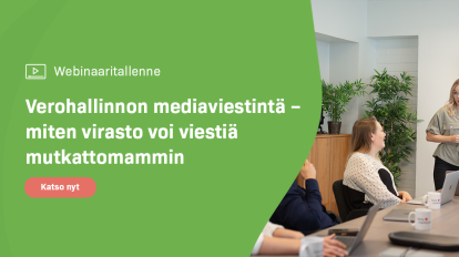 Kaksi naista keskustelee kokoushuoneessa Verohallinnon mediaviestintä – miten virasto voi viestiä mutkattomammin -webinaarista