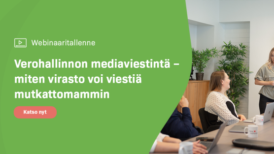 Kaksi naista keskustelee kokoushuoneessa Verohallinnon mediaviestintä – miten virasto voi viestiä mutkattomammin -webinaarista