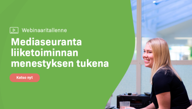 Nainen katsoo webinaaria Mediaseuranta liiketoiminnan menestyksen tukena
