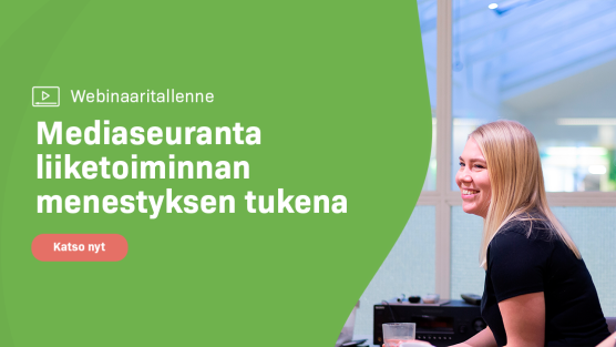 Nainen katsoo webinaaria Mediaseuranta liiketoiminnan menestyksen tukena