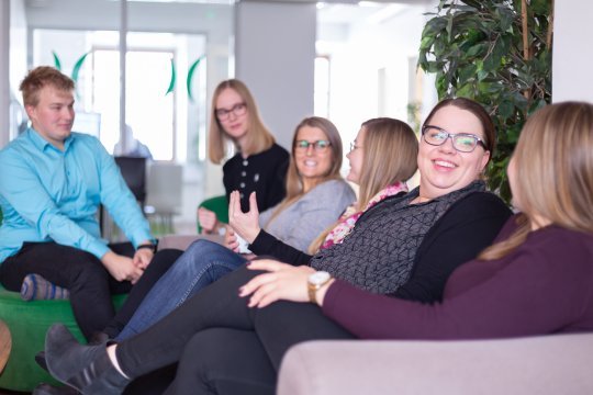 Liana Technologiesin työntekijät keskustelemassa yhdessä