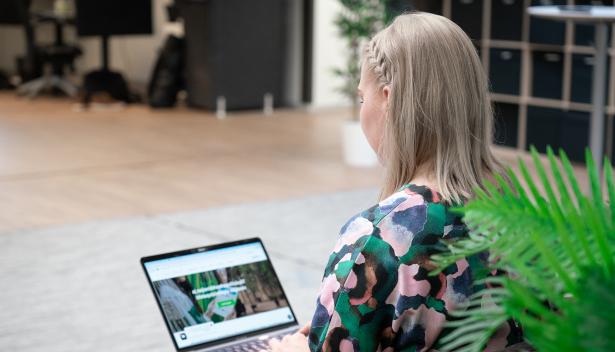Henkilö käyttää markkinoinnin automaation työkalua lianaautomation