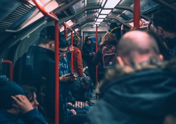Ihmisiä matkustamassa metrossa