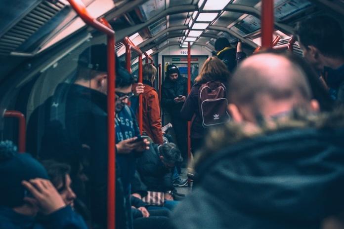 Ihmisiä matkustamassa metrossa
