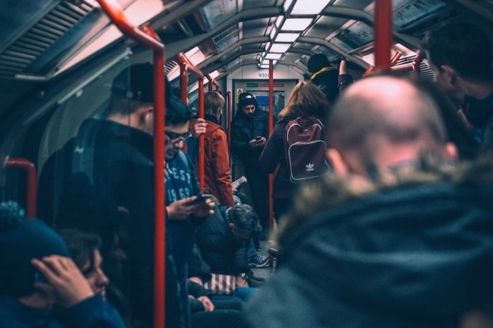 Ihmisiä matkustamassa metrossa