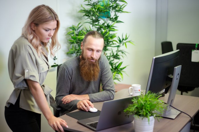 Kaksi henkilöä tarkastelee Lianan viestintätoimistokumppanuuksia